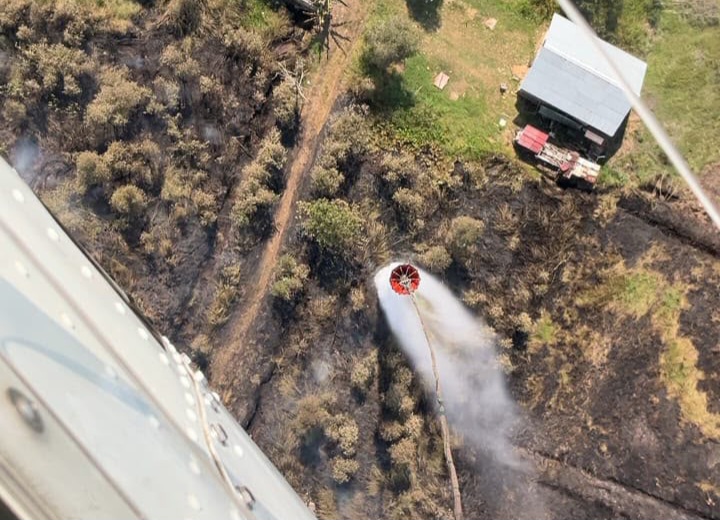 : Visual pemadaman kebakaran hutan dan lahan di Kecamatan Gambut, Kabupaten Banjar, Kalimantan Selatan dengan helikopter water bombing, Jumat (21/8/2026). (Dok. BNPB).