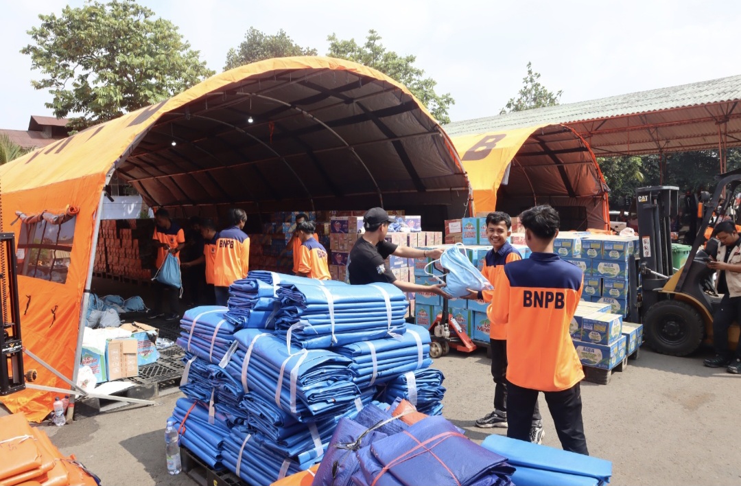 : Proses bongkar muat di Pos Dukungan Logistik Nasional (POSDUKLOGNAS) PDB Gempabumi Nusa Tenggara Timur , Jakarta (18/8/2026)/ (Dok. BNPB).