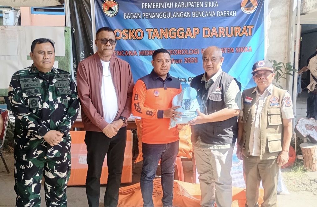 : Penyerahan simbolis bantuan logistik dari BNPB kepada Bupati Kabupaten Sikka di Kantor BPBD Kabupaten Sikka, NTT, Minggu (16/8/2026). (Dok. BNPB)