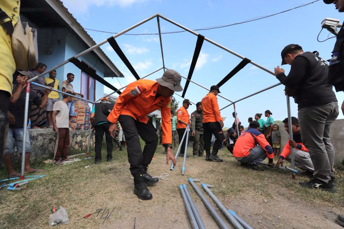 : Sejumlah personel BPBD Kabupaten Ende bersama Basarnas Kota Ende dibantu relawan dan warga mendirikan tenda BNPB di Kantor Desa Jegharangga, Kecamatan Nagapanda, Nusa Tenggara Timur, Jumat (21/8/2026). (Dok. BNPB)