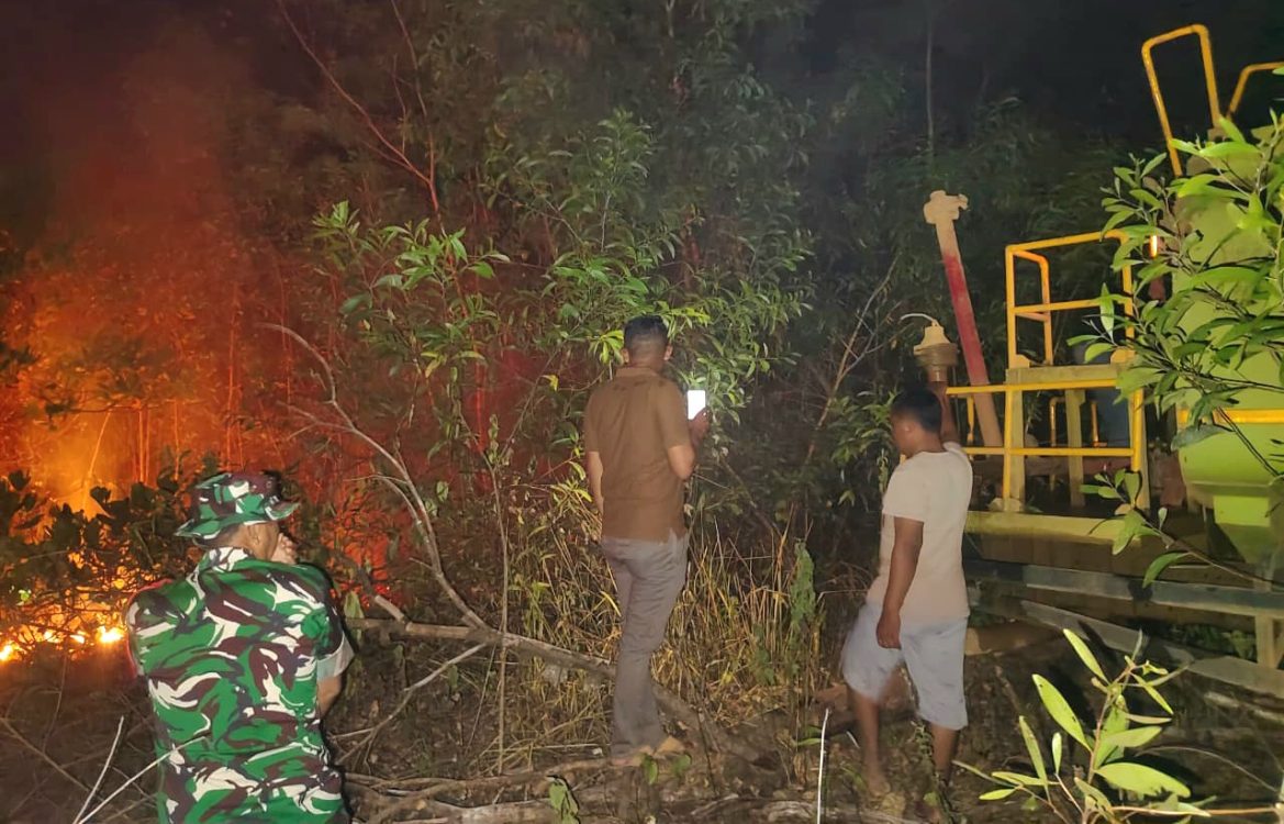 : Tim gabungan terus berupaya memadamkan kobaran api yang melahap 2.5 hektare lahan di Desa Batu Raja, Kecamatan Wasile, Kabupaten Halmahera Timur, Provinsi Maluku Utara, Sabtu (22/8/2026) (Foto: BPBD Halmahera Timur)