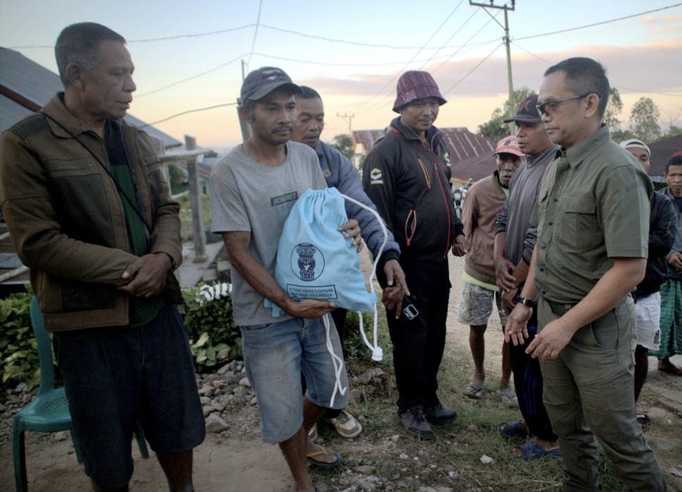 : Deputi Bidang Pencegahan BNPB Abdul Muhari menyerahkan bantuan Presiden RI kepada warga terdampak gempabumi M 7,7 di Desa Coal, Kecamatan Kuwus, Manggarai Barat pada Rabu (19/8/2026)/ (Dok. BNPB).