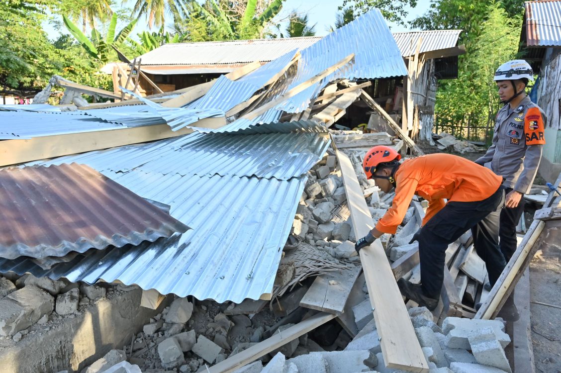 : Personel Personel Basarnas dan SAR Polri memeriksa kondisi bangunan yang rusak saat melakukan penyisiran di lokasi terdampak gempa bumi di Manggarai Timur, Nusa Tenggara Timur (NTT), Selasa (18/8/2026). Penyisiran dilakukan di sejumlah titik terdampak gempa bumi untuk memastikan tidak ada korban yang masih belum dievakuasi. ANTARA FOTO/Fikri Yusuf/kye