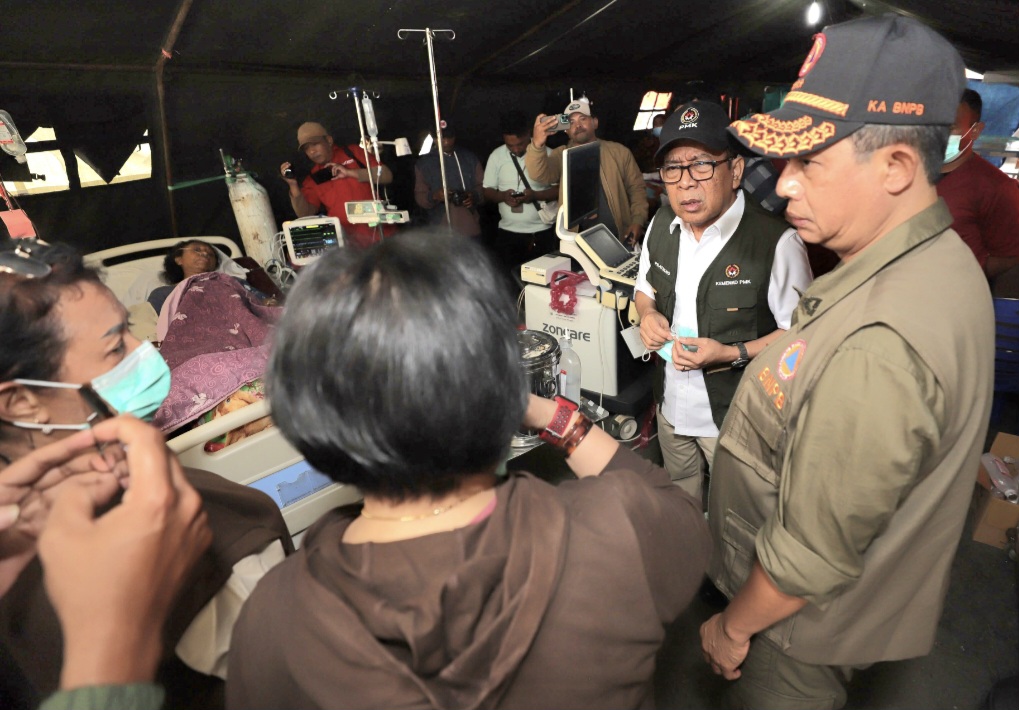 : Kepala BNPB Letjen TNI Suharyanto (topi rompi tundra) bersama Menko PMK Pratikno (topi kemeja putih rompi hitam) saat mengunjungi Rumah Sakit Umum Daerah (RSUD) Manggarai, Nusa Tenggara Timur, Minggu (16/8/2026). (Dok. BNPB).