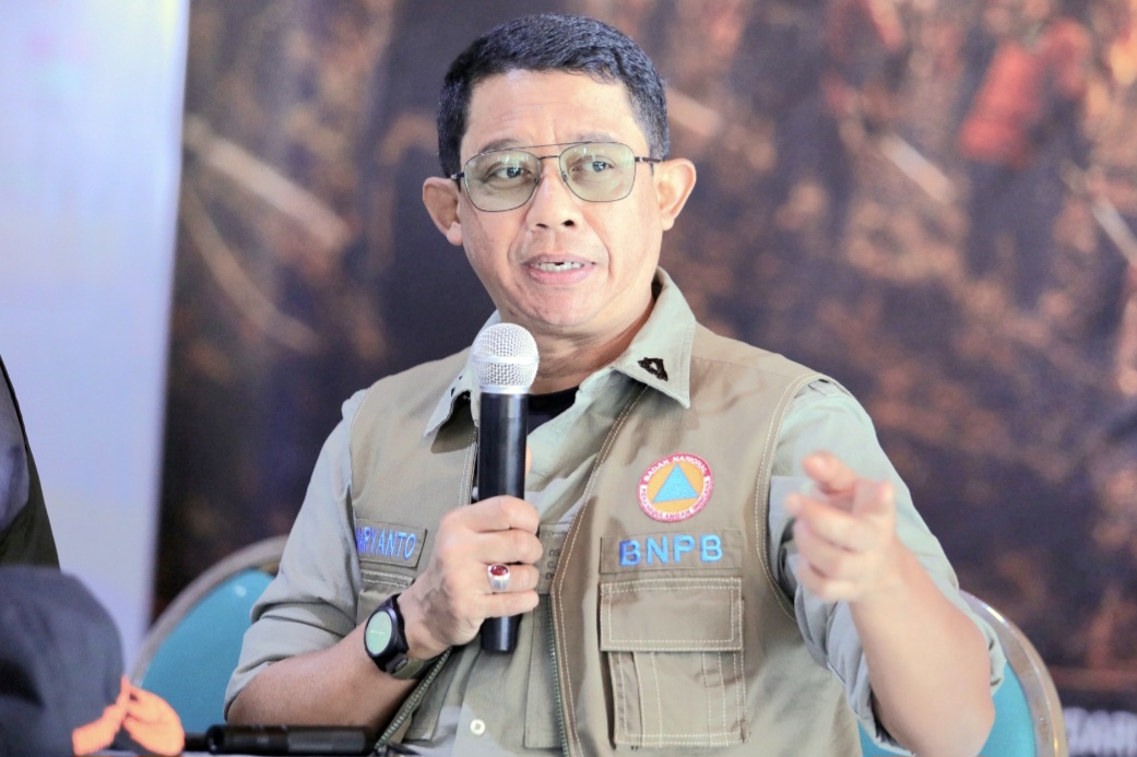 : Kepala BNPB Letjen TNI, Suharyanto memberikan arahan kepada pemerintah daerah dan satgas penanganan karhutla saat membuka Rapat Koordinasi Penanganan Karhutla Taman Nasional Bromo Tengger Semeru (TNBTS) di Probolinggo, Jawa Timur, Selasa (11/8/2026). (Dok. BNPB).