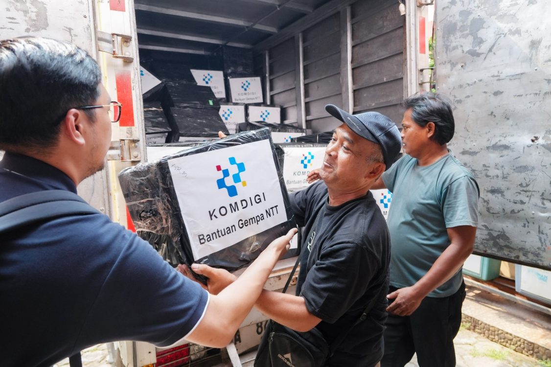 : Penyerahan bantuan 15 ton logistik dan 20 perangkat starlink untuk korban gempa NTT di kantor BP NTT, Jakarta Selatan, Sabtu (22/8/2026). (Foto: Agus Siswanto/InfoPublik/KPM Kemkomdigi)
