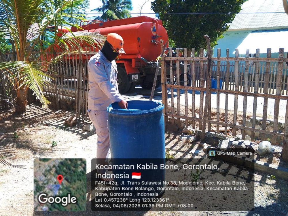 : BPBD Provinsi Gorontalo menyalurkan bantuan air bersih kepada warga Desa Modelomo, Kecamatan Kabila Bone, Kabupaten Bone Bolango. (foto PPID)