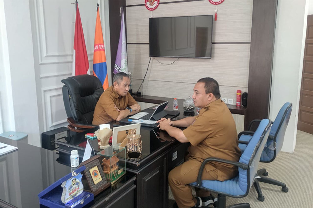 : Pertemuan Kepala Dinsosdukcapil Provinsi Gorontalo Reflin Buata, dengan Kepala BPBD Provinsi Gorontalo, Rusli W Nusi, untuk membahas dampak kekeringan, Senin (3/8/202.(foto PPID)