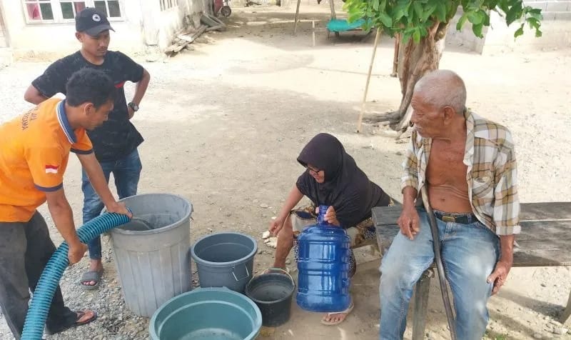 : Tim BPBK Aceh Jaya menyalurkan air bersih kepada warga yang terdampak kekeringan di Desa Tuwi Kareung, Kecamatan Pasie Raya, Kabupaten Aceh Jaya. (Dok. BPBK Aceh Jaya)