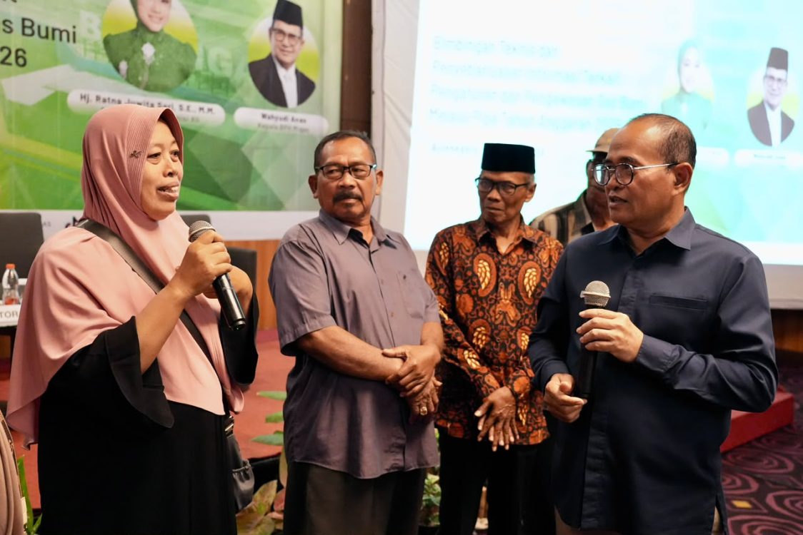 : Kepala BPH Migas Wahyudi Anas (kanan) berbincang dengan peserta Bimbingan Teknis dan Penyebarluasan Informasi mengenai Pengaturan serta Pengawasan Gas Bumi Melalui Pipa di Bojonegoro, Jawa Timur, Sabtu (8/8/2026). (ANTARA)