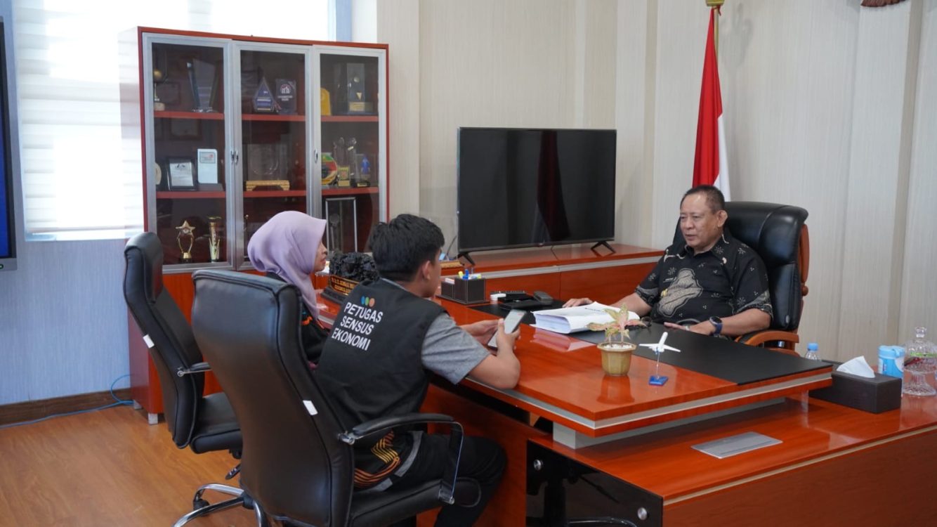: Pendataan lanjutan Sensus Ekonomi 2026 kepada Gubernur Gusnar Ismail di ruang kerjanya, Jumat (14/8/2026). (Foto : Valen)