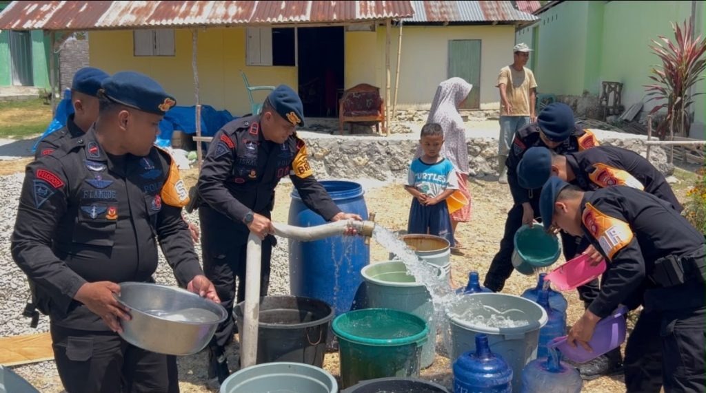 Brimob Batalyon A Pelopor Kembali Salurkan 5.000 Liter Air Bersih, Warga Isimu Raya Antusias