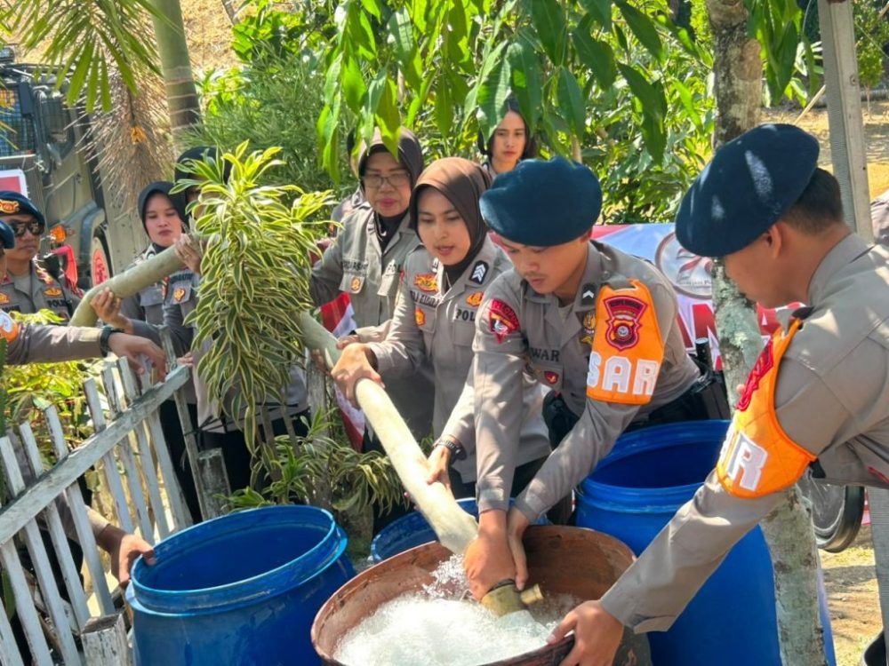 Brimob Gorontalo Bersama Polwan Salurkan Bantuan Air Bersih kepada Warga Kecamatan Pulubala