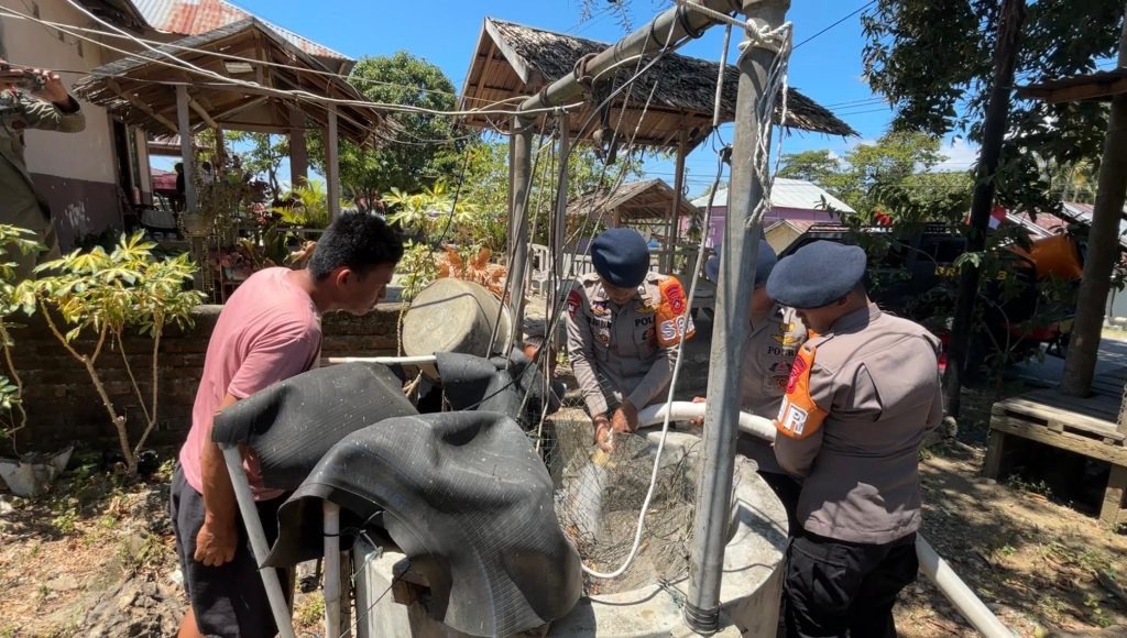 Brimob Gorontalo Salurkan 5.000 Liter Air Bersih untuk Warga Terdampak Kekeringan di Pulubala