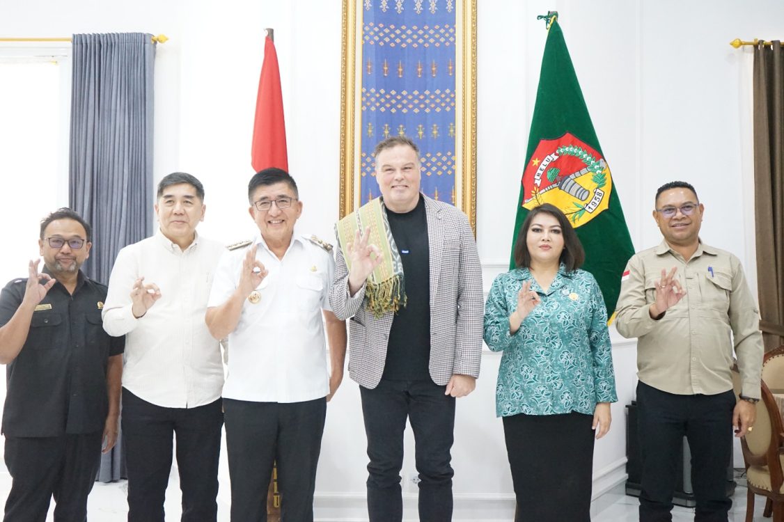 : Ketua DPRD Belu, Theodorus Manehitu Djuang, Pj. Sekretaris Daerah Kabupaten Belu, Bupati Belu, Willybrodus Lay, dan Wakil Bupati Belu, Vicente Hornai Gonsalves,, Manager Operasional Internasional Alena Kaye College, David Thompson, beserta tim, Ketua TP PKK Kabupaten Belu, Lidwina Viviawaty Lay Ng, Ketua Yayasan Cartintes, melakukan penandatanganan Memorandum of Understanding (MoU) di Ruang Rapat Bupati Belu. (foto: MC Belu)