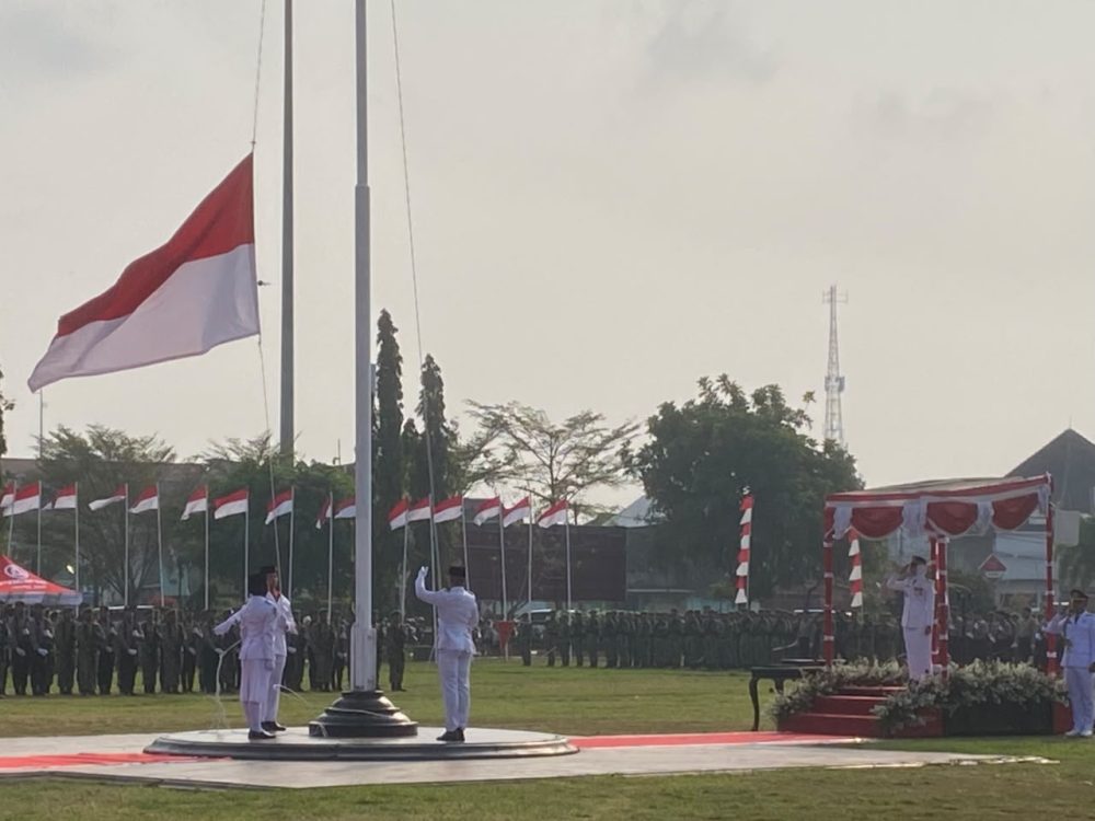 : Bupati Demak Eisti’anah menegaskan, kemerdekaan harus diisi dengan kerja nyata, pengabdian, dan karya yang memberikan manfaat bagi masyarakat. Pesan tersebut disampaikan saat menjadi inspektur upacara peringatan HUT ke-81 Kemerdekaan Republik Indonesia tingkat Kabupaten Demak di Alun-Alun Demak, Senin (17/8/2026). - Foto: Mc.Demak