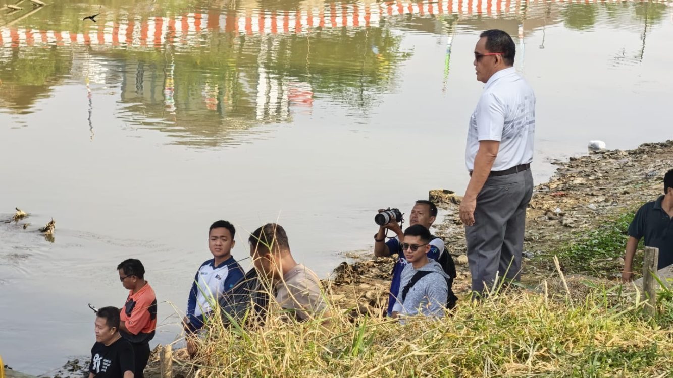 : Bupati HSU Sahrujani memimpin langsung aksi gotong royong rutin “Jumat Bersih” di kawasan Tugu Itik dan aliran Sungai Negara, Jumat (14/8/2026).