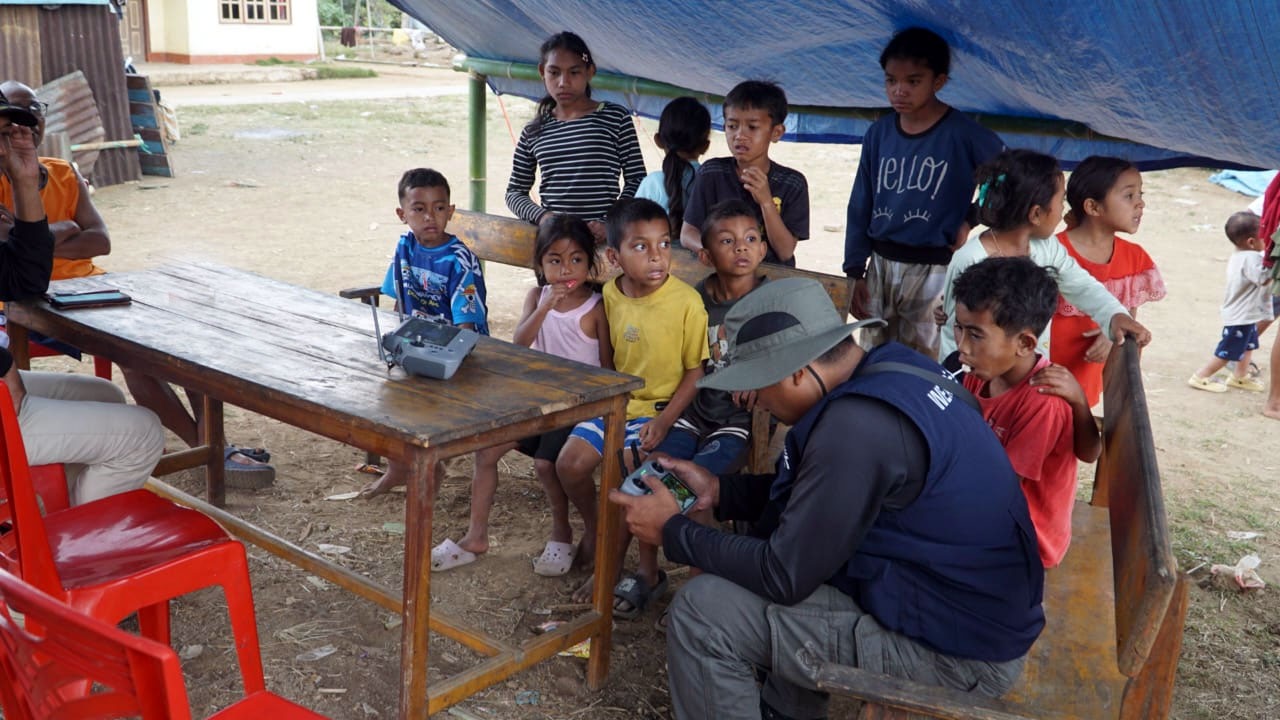 : Head of Mitigation & Emergency Response Division APDI, Rapaharya N. Hamisena, melakukan pemetaan menggunakan drone di Desa Beo Rahong, Kecamatan Ruteng, Manggarai, Kamis (27/8/2026). Kegiatan ini merupakan bagian dari upaya pemanfaatan teknologi drone untuk memperoleh data visual dan spasial secara cepat dalam mendukung asesmen serta penanganan wilayah terdampak gempa bumi Flores. (Istimewa)