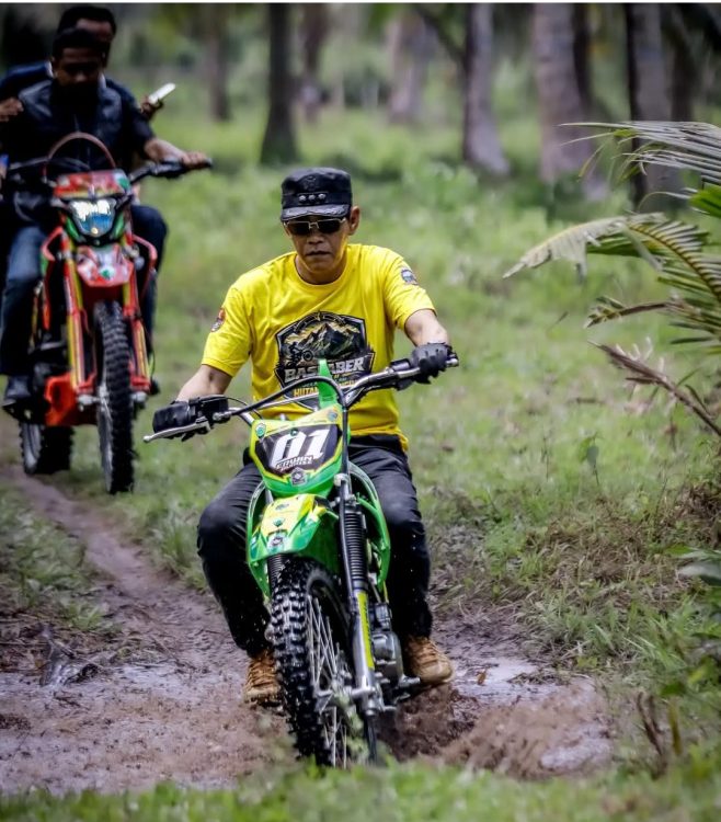 : Raungan mesin motor trail berpadu dengan keindahan pesisir pantai dalam ajang olahraga ekstrem yang memupuk rasa kebersamaan warga. Ratusan offroader lintas daerah meriahkan Road Trail Adventure di Parigi Moutong, Sabtu (15/7/2026).