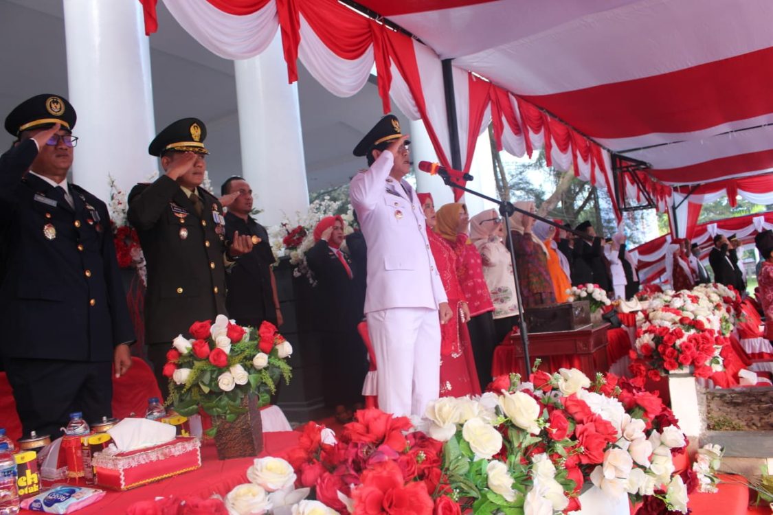 : Khidmatnya penurunan Sang Merah Putih menjadi penutup penuh makna dari seluruh rangkaian perayaan kemerdekaan, sekaligus momentum apresiasi atas berbagai raihan prestasi daerah. Pemkab Parigi Moutong menggelar upacara penurunan bendera, Senin (17/8/2026).