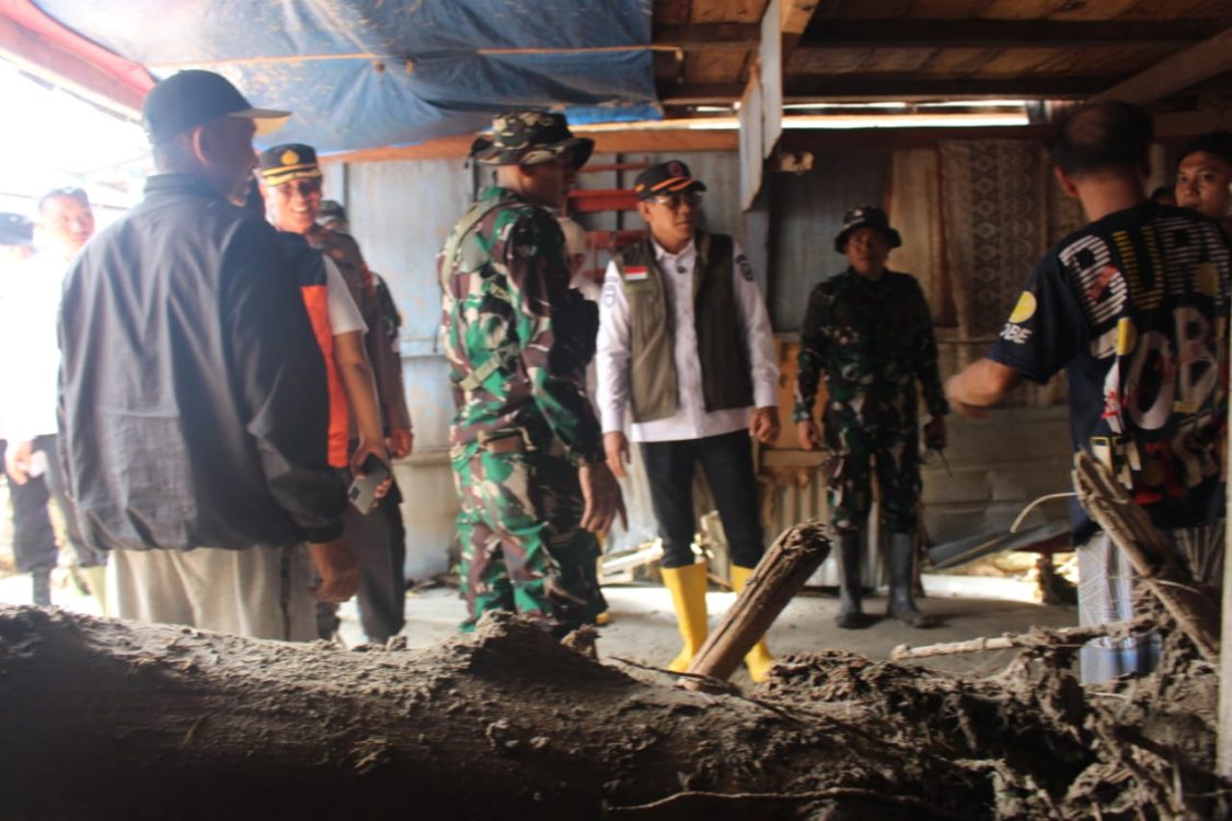 : Kesiapsiagaan penanganan bencana serta pengerahan alat berat secara cepat merupakan kunci utama dalam meminimalisir risiko banjir susulan dan melindungi keselamatan masyarakat terdampak. Bupati Parigi Moutong instruksikan tanggap darurat di Avolua, Rabu (26/8/2026).