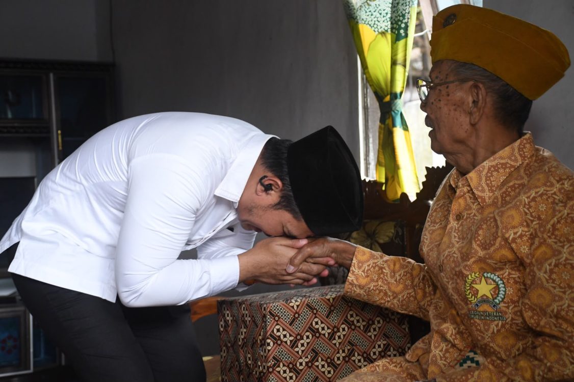 : Bupati Pulang Pisau Ahmad Rifa’i (kiri) beranjangsana ke kediaman Tukidtjo (kanan), seorang veteran pejuang kemerdekaan di Desa Mantaren II, Kahayan Hilir, Pulang Pisau, Jumat (14/08/2026).