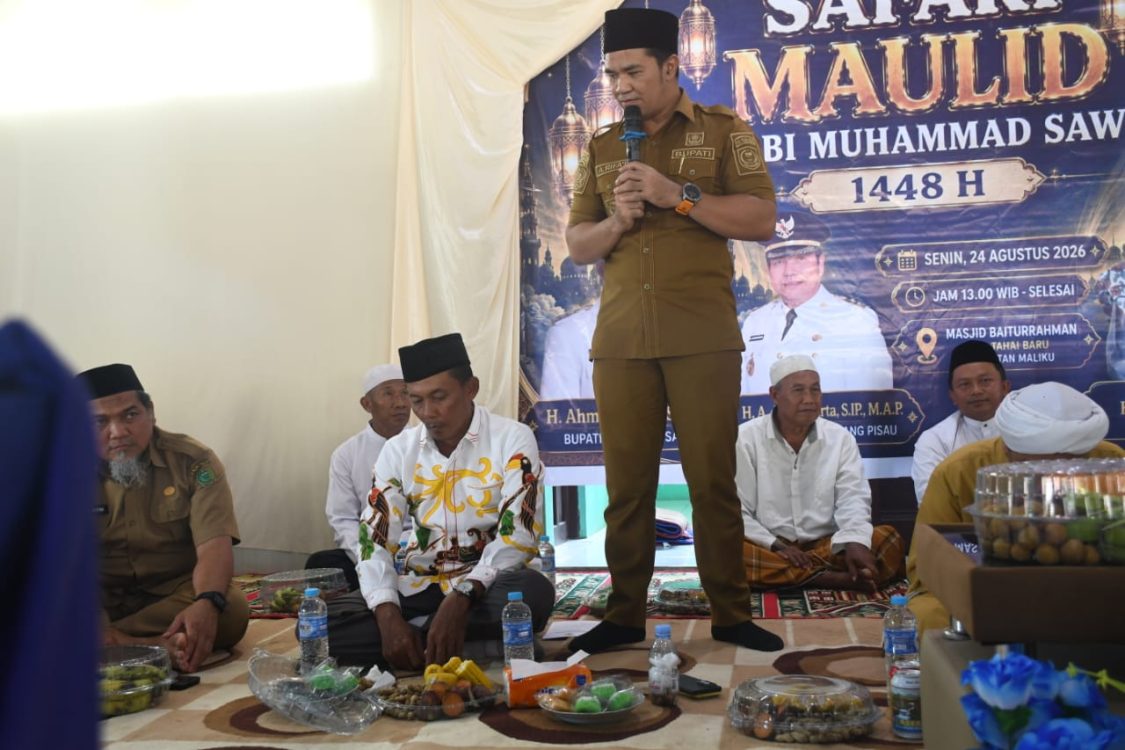 : Bupati Pulang Pisau Ahmad Rifa’i (berdiri) mengajak masyarakat menjadikan peringatan Maulid Nabi Muhammad SAW 1448 Hijriah sebagai momentum memperkuat keimanan, meneladani akhlak Rasulullah SAW, sekaligus meningkatkan kewaspadaan terhadap ancaman kebakaran hutan dan lahan (Karhutla). Ajakan tersebut disampaikan saat menghadiri Safari Maulid Nabi di Masjid Baiturrahman, Desa Tahai Baru, Kecamatan Maliku, Senin (24/8/2026).