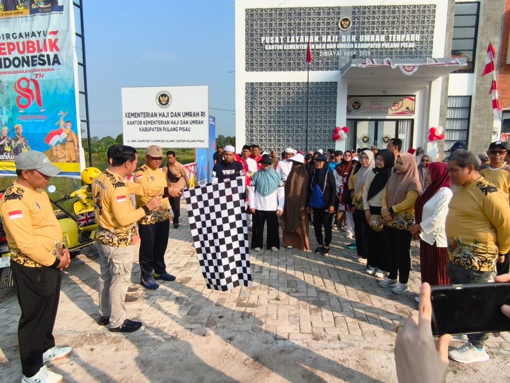 : Bupati Pulang Pisau Ahmad Rifa'i (dua dari kiri) melepas jalan sehat mabrur dan berkah bersama Calon Jamaah Haji yang dilaksanakan Pusat Pelayanan Haji dan Umrah Terpadu, Kantor Pelayanan Haji dan Umrah Pulang Pisau, Jumat (14/8/2026).