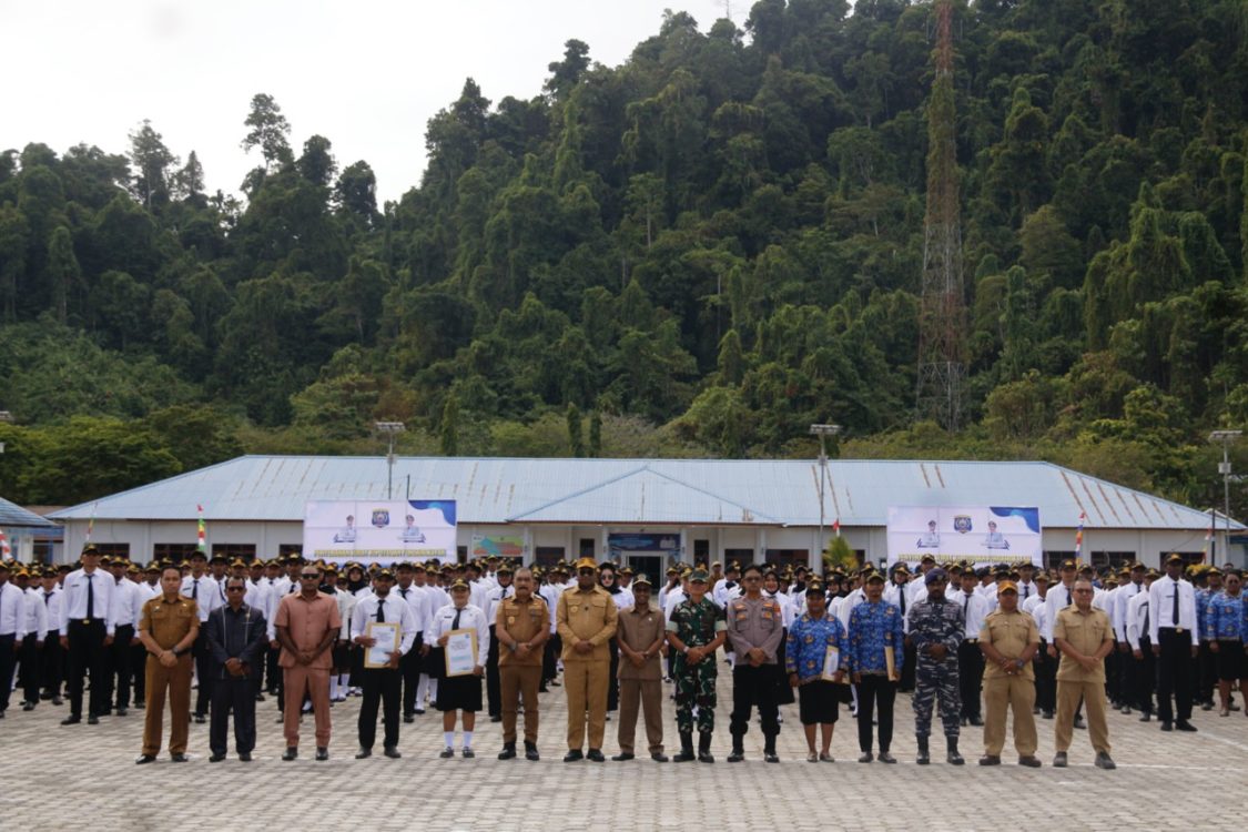 : Bupati Raja Ampat, Orideko I. Burdam, bersama penerima Surat Keputusan (SK) PNS Formasi Tahun 2021 dan CPNS Formasi Optimalisasi Tahun 2024 usai apel penyerahan SK di Lapangan Apel Kantor Bupati Raja Ampat, Waisai, Selasa (11/8/2026)/ (MC Raja Ampat/Penta Nila Juwita)