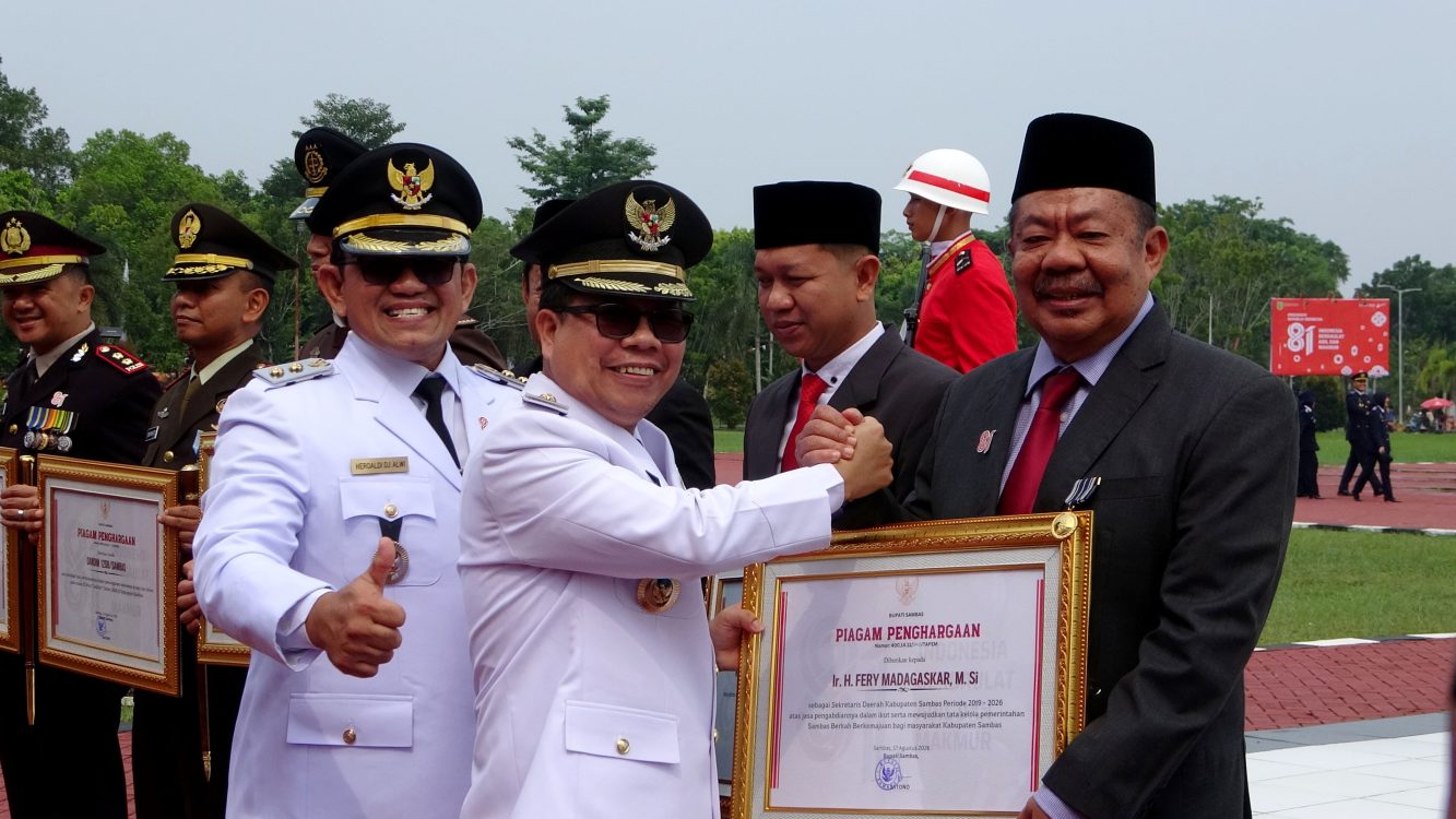 : usai pelaksanaan upacara peringatan HUT RI ke 81, Bupati Sambas, Satono, mengajak seluruh masyarakat Kabupaten Sambas untuk terus bersama pemerintah mengisi kemerdekaan melalui pembangunan sesuai dengan profesi dan peran masing-masing. (foto: MC Smbas) .