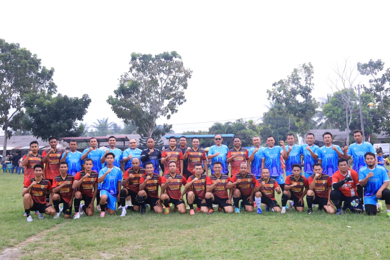 : Bupati Serdang Bedagai (Sergai), Darma Wijaya, menyaksikan laga final Turnamen Sepak Bola SSPL Cup Socfindo Bangun Bandar yang berlangsung di Lapangan Sepak Bola Desa Martebing, Kecamatan Dolok Masihul, Sabtu (29/8/2026)/ MC Sergai.