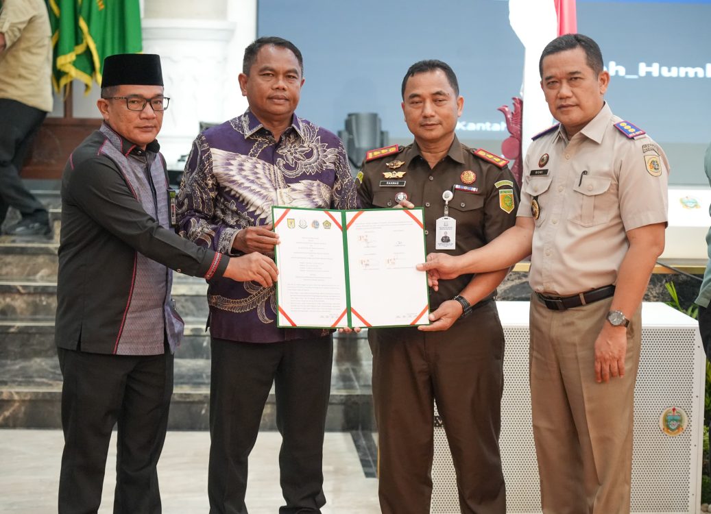 : Bupati Serdang Bedagai (Sergai) Darma Wijaya bersama Kejaksaan Tinggi Sumatera Utara, Kantor Wilayah Kementerian Agama, Badan Pertanahan Nasional (BPN), dan Badan Wakaf Indonesia (BWI) menandatangani nota kesepahaman tentang percepatan pendaftaran tanah wakaf di Aula Raja Inal Siregar, Kantor Gubernur Sumatera Utara, Kamis (27/8/2026)/ MC Sergai.