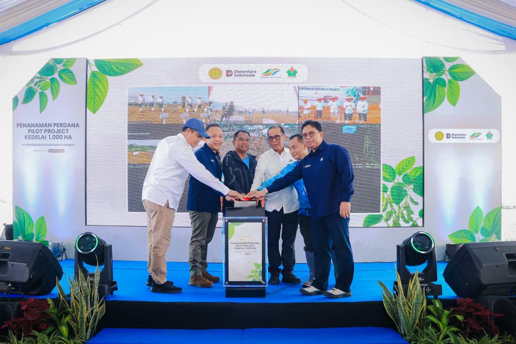 : Bupati Serdang Bedagai (Sergai) Darma Wijaya menghadiri penanaman kedelai serentak yang digelar PT Perkebunan Nusantara (PTPN) IV Palmco Regional II di Kebun Adolina, Desa Citaman Jernih, Kecamatan Perbaungan, Jumat (28/8/2026)/ MC Sergai.