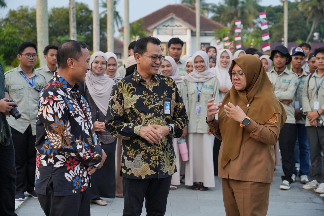 : Bupati Siak, Afni Zulkifli saat mengajak Kepala Kanwil DJPb Provinsi Riau, Adnan Wimbyarto dan Kepala KPPN Pekanbaru, Tri Widiyanto berkunjung ke Istana Siak, Selasa (11/8/2026). /Angga/Humas Siak