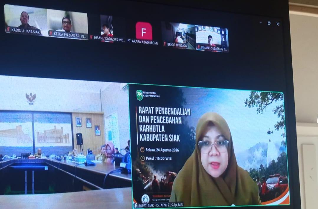 : Bupati Siak, Afni Zulkifli saat memimpin rapat pengendalian dan pencegahan karhutla di Kabupaten Siak secara daring melalui Zoom Meeting, Senin, (24/8/2026)/Rahma/MC Siak
