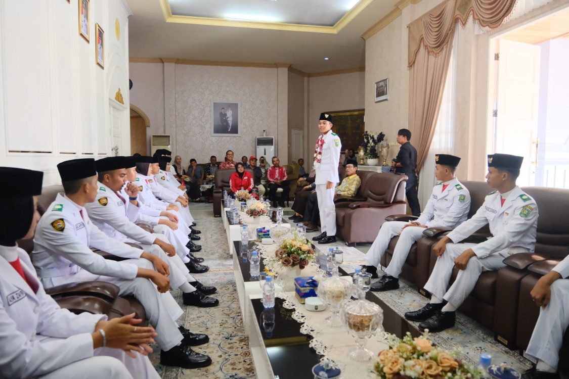 : Bupati Siak, Afni Zulkifli saat menyambut kedatangan Paskibraka Nasional dan Paskibraka Provinsi bersama Paskibraka Kabupaten, di Kediaman Bupati Siak, Sabtu (22/8/2026)/ (Rici/Humas Siak)