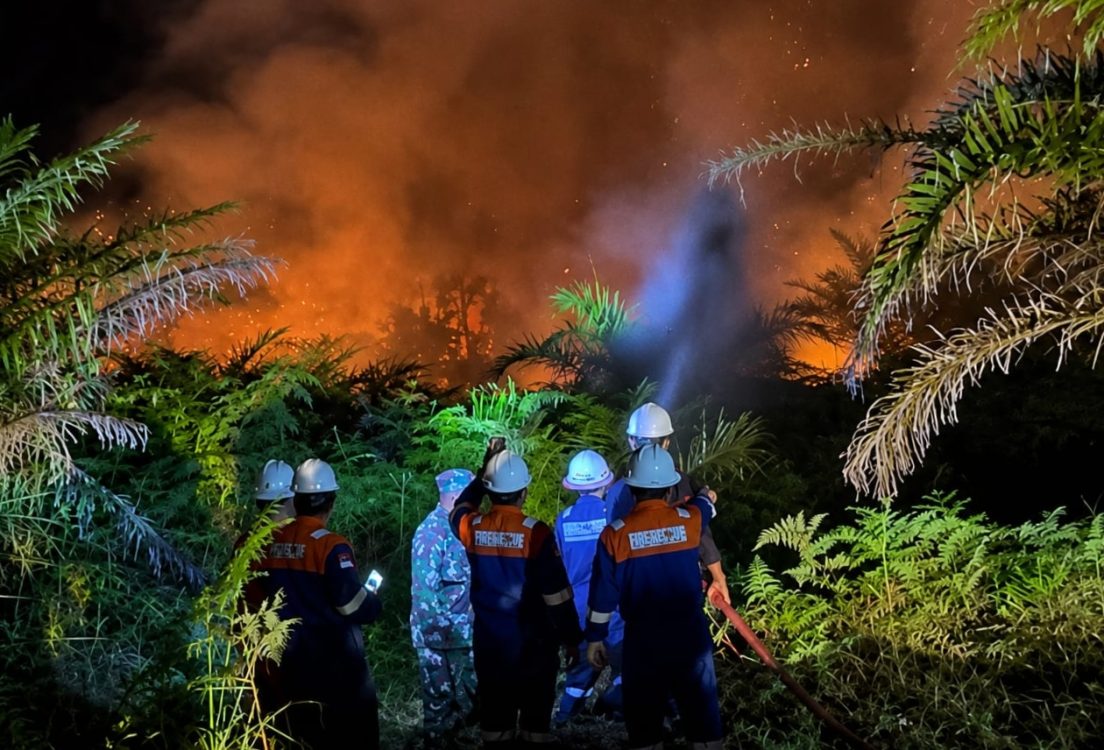 : Petugas gabungan melakukan pemadaman Karhutla di Dayun, Siak, Rabu (27/8/2026)/ (Dokpim Siak).
