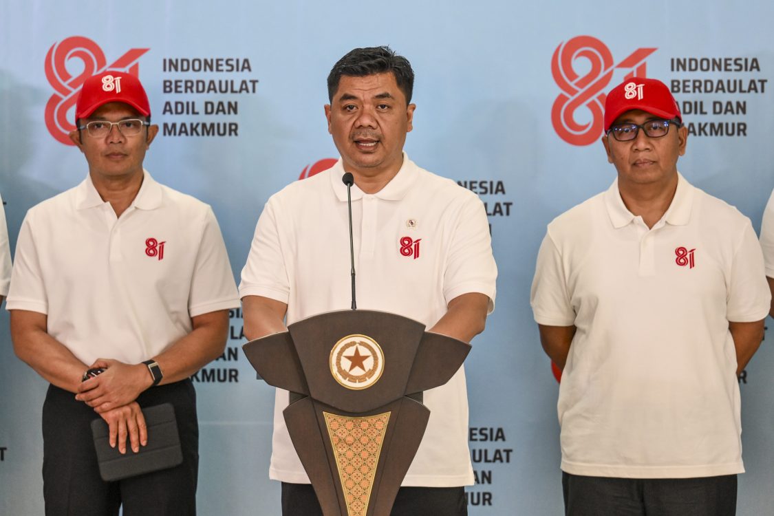 : Wakil Menteri Sekretaris Negara (Wamensesneg) Juri Ardiantoro (tengah) didampingi Sekretaris Presiden Ariyo Windutomo (kiri) dan Sekretaris Kementerian Sekretariat Negara Setya Utama (kanan) menyampaikan keterangan pers terkait rangkaian kegiatan Bulan Kemerdekaan di Kantor Kementerian Sekretariat Negara, Jakarta, Jumat (31/7/2026). Wamensesneg mengatakan rangkaian peringatan HUT Ke-81 Kemerdekaan RI di Jakarta akan diawali Zikir Kebangsaan di Monas pada 1 Agustus, dilanjutkan Sidang Tahunan MPR pada 14 Agustus, Renungan Suci di Taman Makam Pahlawan (TMP) Kalibata pada 15 Agustus, Upacara Detik-Detik Proklamasi di Istana Merdeka serta Pesta Rakyat di Monas dan Merdeka Fun Run pada 17 Agustus. (ANTARA FOTO/Galih Pradipta/kye)