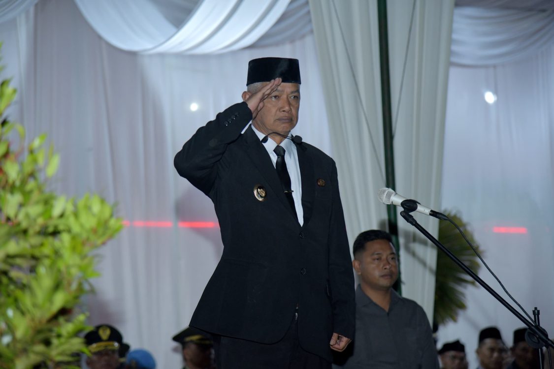 : Upacara Malam Taptu yang berlangsung khidmat di depan Pendopo Bupati Bener Meriah. Wakil Bupati Bener Meriah H. Armia bertindak sebagai Inspektur Upacara.