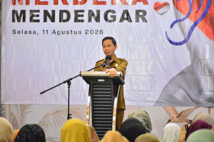 : Kepala Dinkes P2KB Provinsi Gorontalo Anang S. Otoluwa sebagai pembicara pada seminar dan workshop Merdeka Mendengar. (foto Dandels)