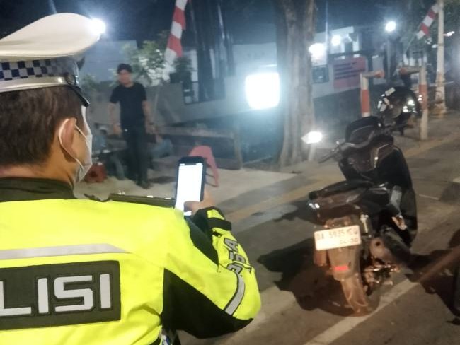 Cegah Balap Liar dan Pelanggaran Lalu Lintas, Satlantas Banjarmasin Tindak 11 Pengendara Parkir Sembarangan