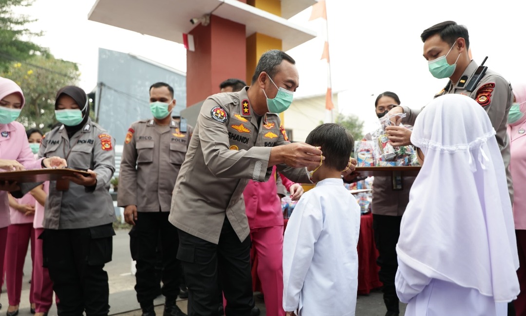Cegah Dampak Asap Karhutla, Kapolda Sumsel Bagikan Ribuan Masker untuk Masyarakat