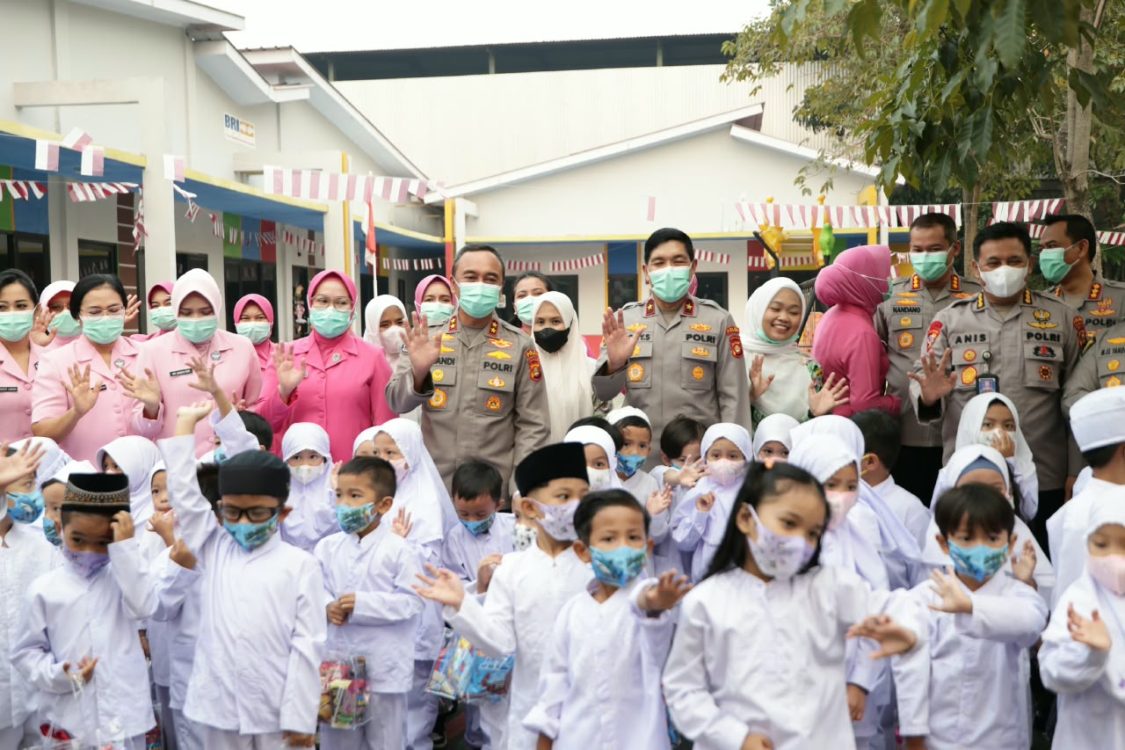 Cegah Dampak Asap Karhutla, Kapolda Sumsel Bagikan Ribuan Masker untuk Masyarakat