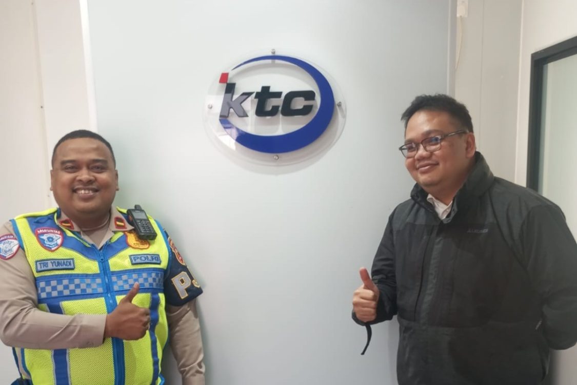 Cegah Kecelakaan, Polantas KARIB Edukasi Puluhan Driver Truk Semen di Citeureup Soal Bahaya ODOL