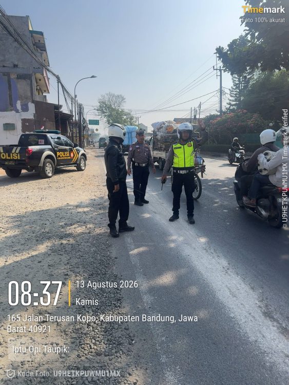 Cegah Kecelakaan, Satlantas dan Damkar Bandung Gercep Bersihkan Tumpahan Oli di Jalan Katapang-Junti