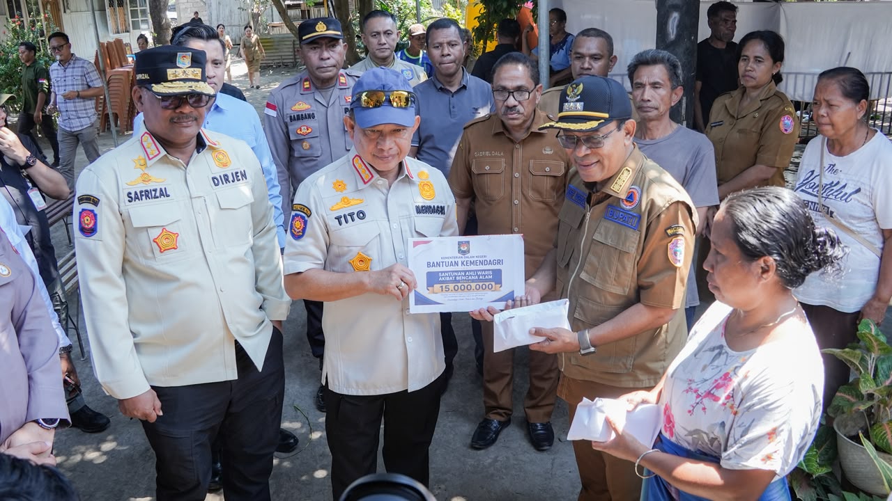 : Mendagri Tito Karnavian (ketiga dari kanan), memberikan tali asih Rp15 juta per jiwa yang wafat akibat gempa bumi kepada perwakilan keluarganya serta Rp200 juta kepada dua desa di Kecamatan Lamba Leda Utara, Kabupaten Manggarai Timur, NTT, Rabu (19/8/2026). (Foto: Dok.Kemendagri)
