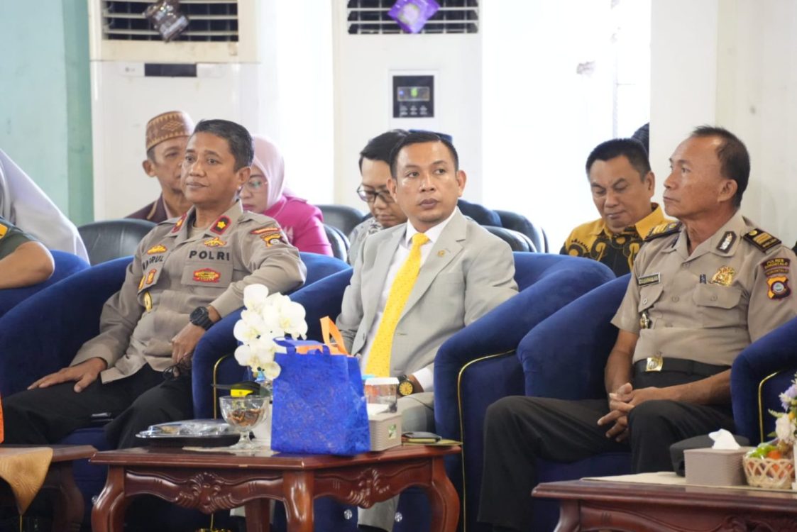 : Sekretaris Komisi IV DPRD Provinsi Gorontalo Moh. Abd. Ghalieb I. Lahidjun saat menghadiri Wisuda ke-28 Program Magister dan Sarjana Unigo. (foto PPID)