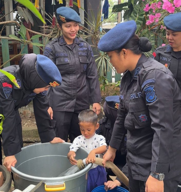 Dalam Rangka Memperingati HUT Polwan ke - 78, Polwan Satbrimob Polda Jambi Bantu Salurkan Air Besih ke Panti Asuhan
