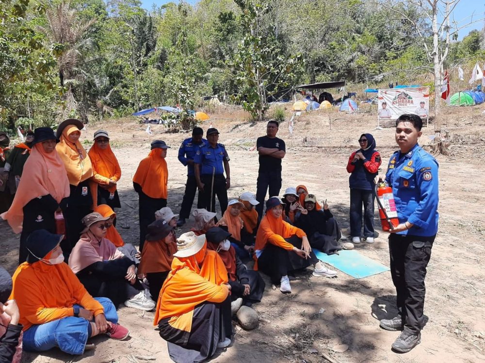 : salah satu personel damkar provinsi gorontalo memperagakan cara menggunakan alat pemadam api ringan (apar). (Foto Stendy)