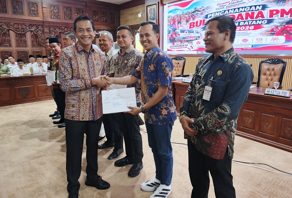 : Wakil Bupati Batang Suyono (kiri), menyerahkan bulan dana PMI di Aula Bupati Batang, Kabupaten Batang.
